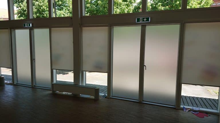 Gardiner på specialmål til smalle vinduer ved 2 terrassedøre